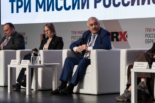 University Rector Viktor Martynov proposed introducing long-term internships for students in oil and gas companies