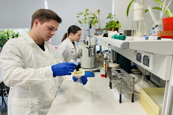 Scientists have created an oil that saves fuel in gas piston engines