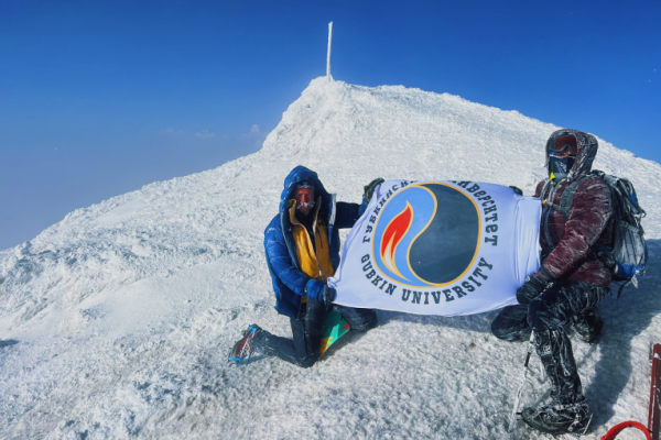 Gubkin University flag was raised on top of Mount Ararat